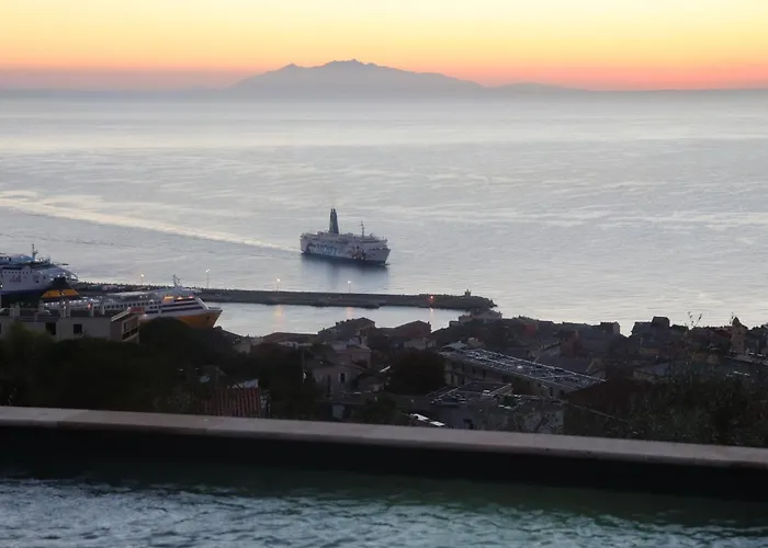 élégante Lisa Bastia (Corsica)